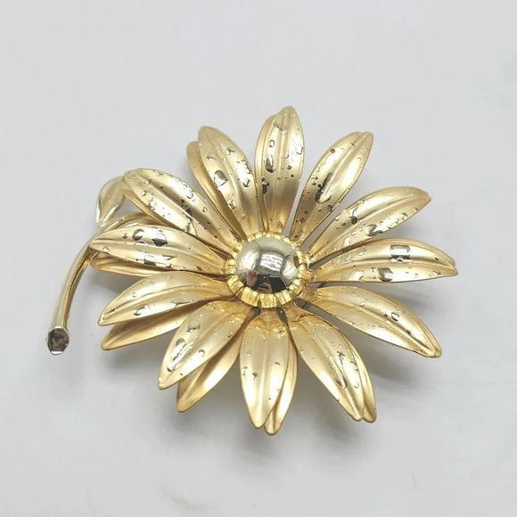 Vintage Gold-Tone Enamel Textured Daisy Flower Brooch Pin - Picture 2 of 4
